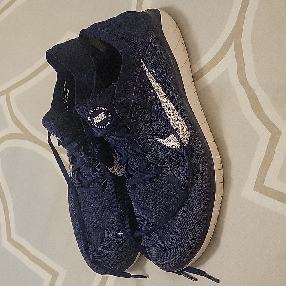 Tennis shoes